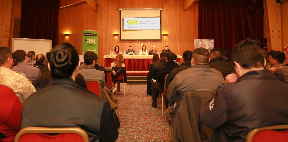 Agentes policiales participan en jornadas de sensibilizacin de gneros